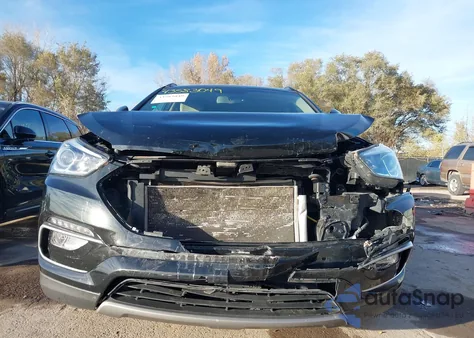 2017 Hyundai Santa Fe Sport 2.4L z USA, uszkodzony, nr VIN 5NMZUDLB5HH015797